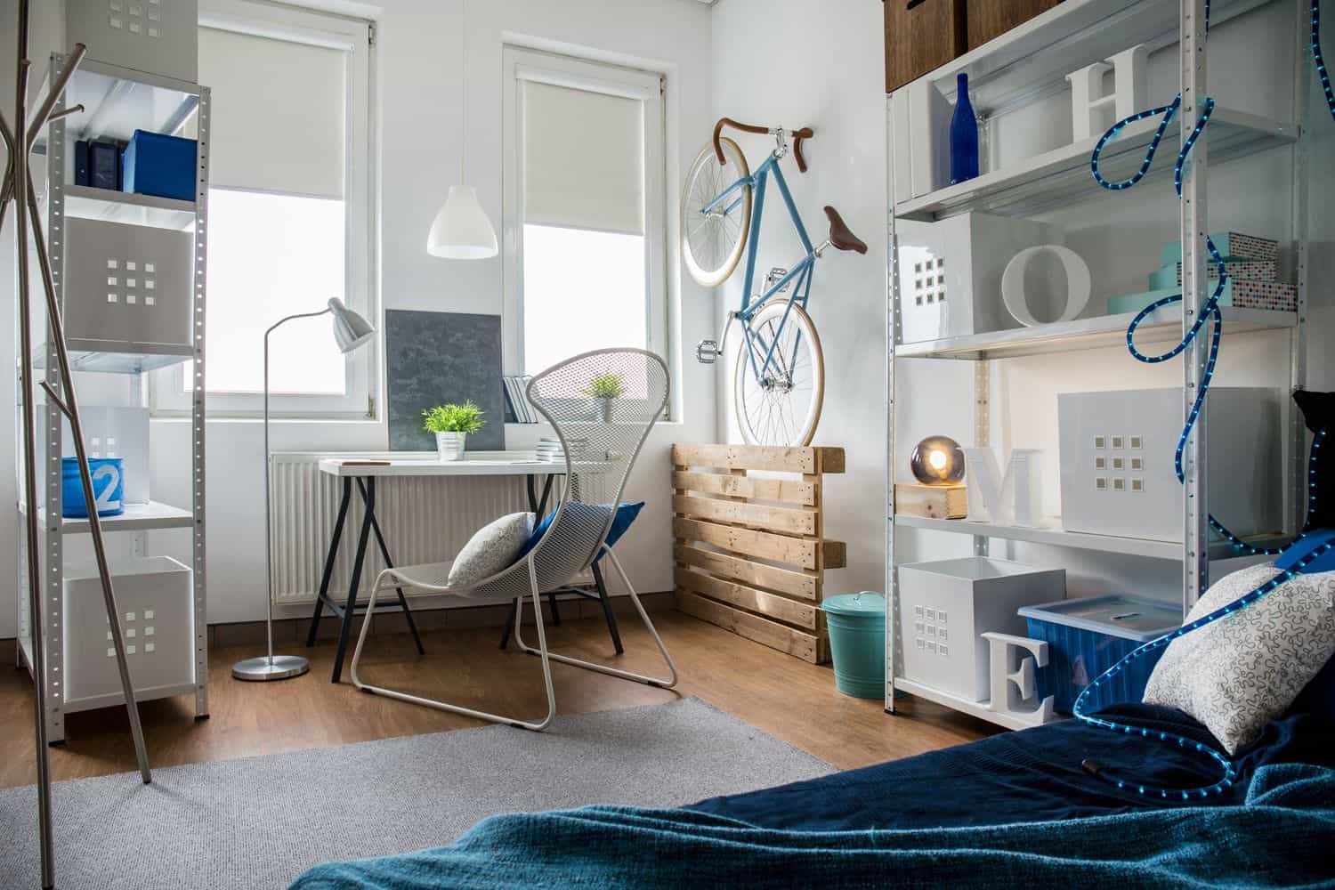 https://blog.unpakt.com/wp-content/uploads/2016/11/47216517_xxl-Picture-of-small-creative-studio-in-flat-small-apartment_result.jpg