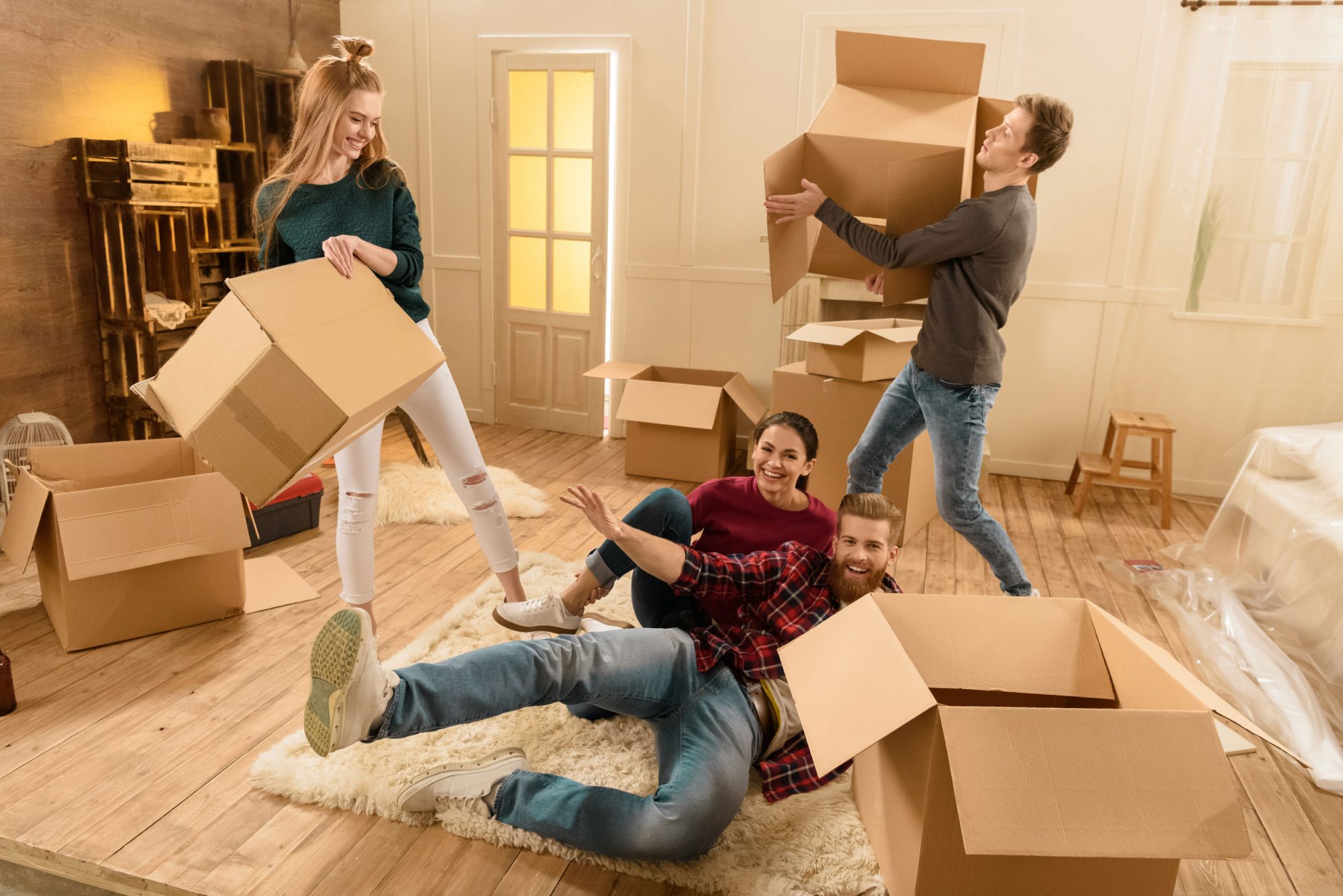 Советы переезжающим. Переезд. Переезд в новую квартиру. Выселяют из квартиры. Люди в новой квартире.
